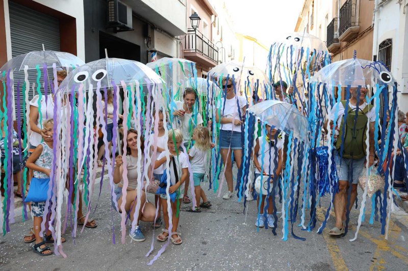 Les carrosses de Gata omplin el recorregut d’enginy, confeti,… i crítiques per l’entrada de bous “sorpresa” Les carrosses de Gata omplin el recorregut d’enginy, confeti,… i crítiques per l’entrada de bous “sorpresa”